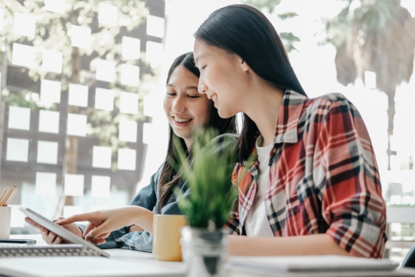 Personal Statement Help - Mentor Helping a Tutee